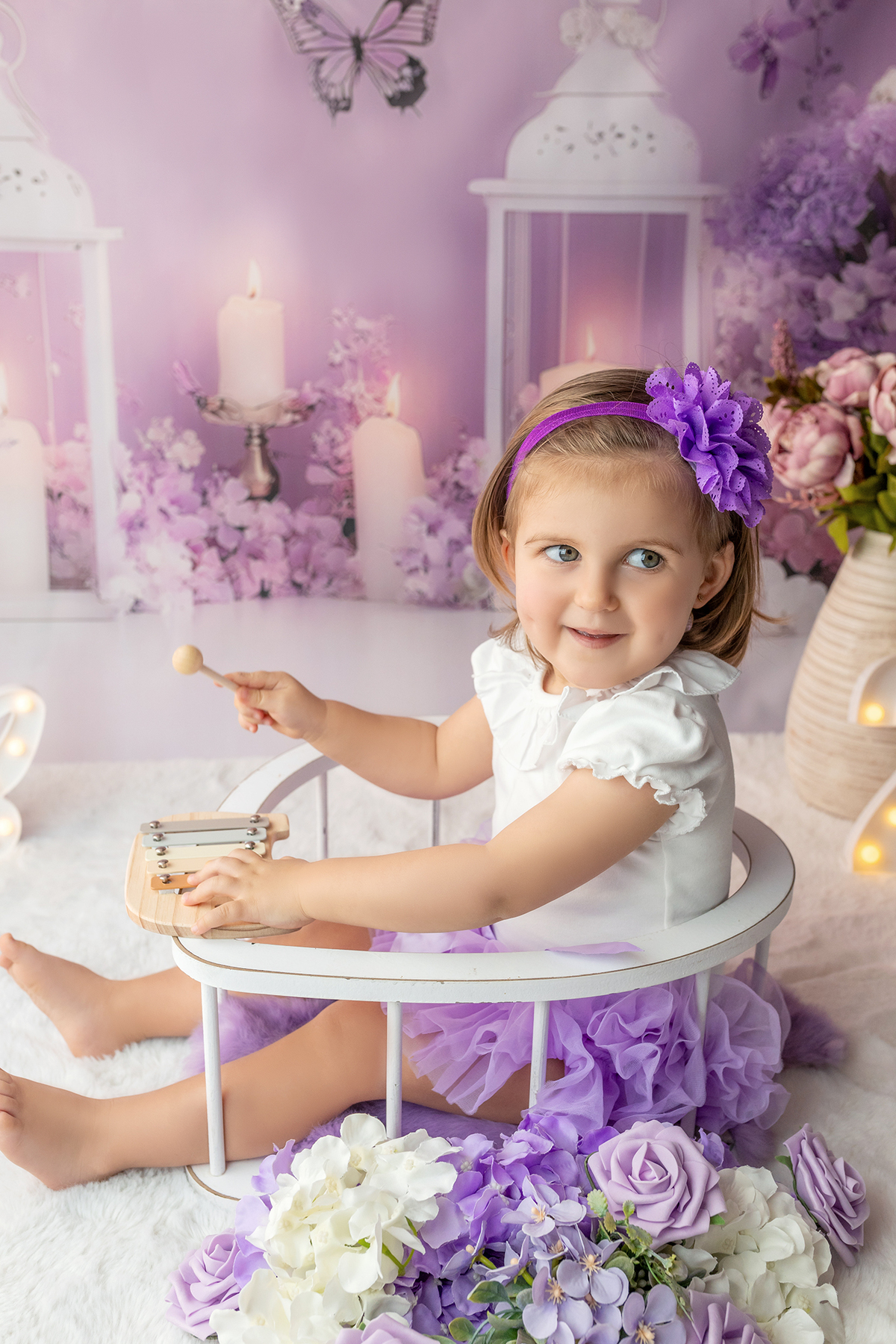 sessao_2_anos sessao_estudio fotografia_bebe fotografia_infantil ensaio_infantil menina_2_anos retrato_infantil fotos_em_estudio momentos_unicos alegria espontaneidade crianca_fofa cores_suaves luz_natural fotografo_portugal fotografo_infantil memórias_pa