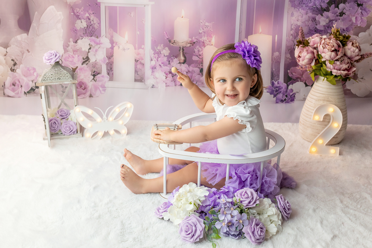 sessao_2_anos sessao_estudio fotografia_bebe fotografia_infantil ensaio_infantil menina_2_anos retrato_infantil fotos_em_estudio momentos_unicos alegria espontaneidade crianca_fofa cores_suaves luz_natural fotografo_portugal fotografo_infantil memórias_pa