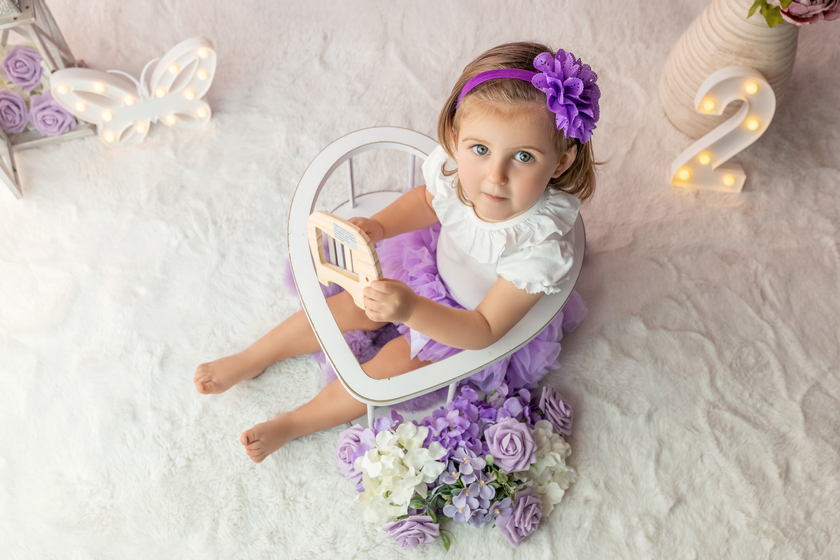 sessao_2_anos sessao_estudio fotografia_bebe fotografia_infantil ensaio_infantil menina_2_anos retrato_infantil fotos_em_estudio momentos_unicos alegria espontaneidade crianca_fofa cores_suaves luz_natural fotografo_portugal fotografo_infantil memórias_pa
