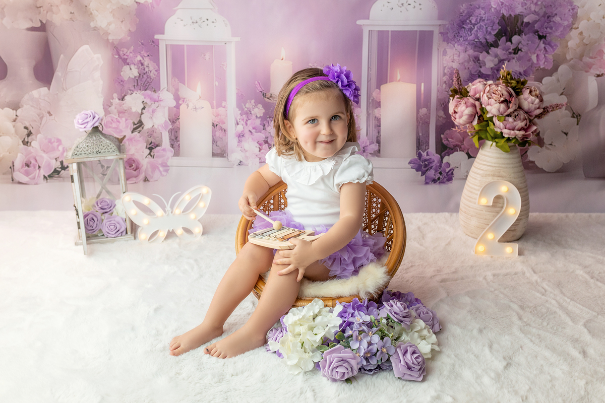 sessao_2_anos sessao_estudio fotografia_bebe fotografia_infantil ensaio_infantil menina_2_anos retrato_infantil fotos_em_estudio momentos_unicos alegria espontaneidade crianca_fofa cores_suaves luz_natural fotografo_portugal fotografo_infantil memórias_pa