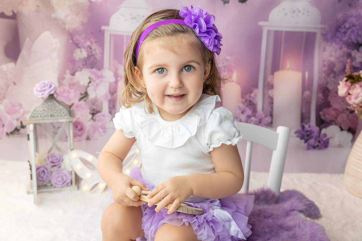 sessao_2_anos sessao_estudio fotografia_bebe fotografia_infantil ensaio_infantil menina_2_anos retrato_infantil fotos_em_estudio momentos_unicos alegria espontaneidade crianca_fofa cores_suaves luz_natural fotografo_portugal fotografo_infantil memórias_pa