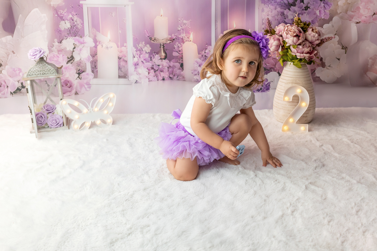 sessao_2_anos sessao_estudio fotografia_bebe fotografia_infantil ensaio_infantil menina_2_anos retrato_infantil fotos_em_estudio momentos_unicos alegria espontaneidade crianca_fofa cores_suaves luz_natural fotografo_portugal fotografo_infantil memórias_pa