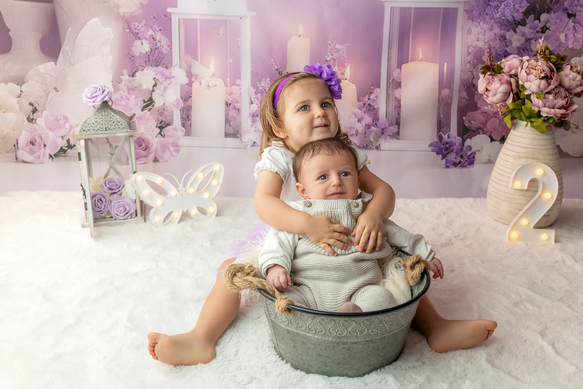 sessao_2_anos sessao_estudio fotografia_bebe fotografia_infantil ensaio_infantil menina_2_anos retrato_infantil fotos_em_estudio momentos_unicos alegria espontaneidade crianca_fofa cores_suaves luz_natural fotografo_portugal fotografo_infantil memórias_pa