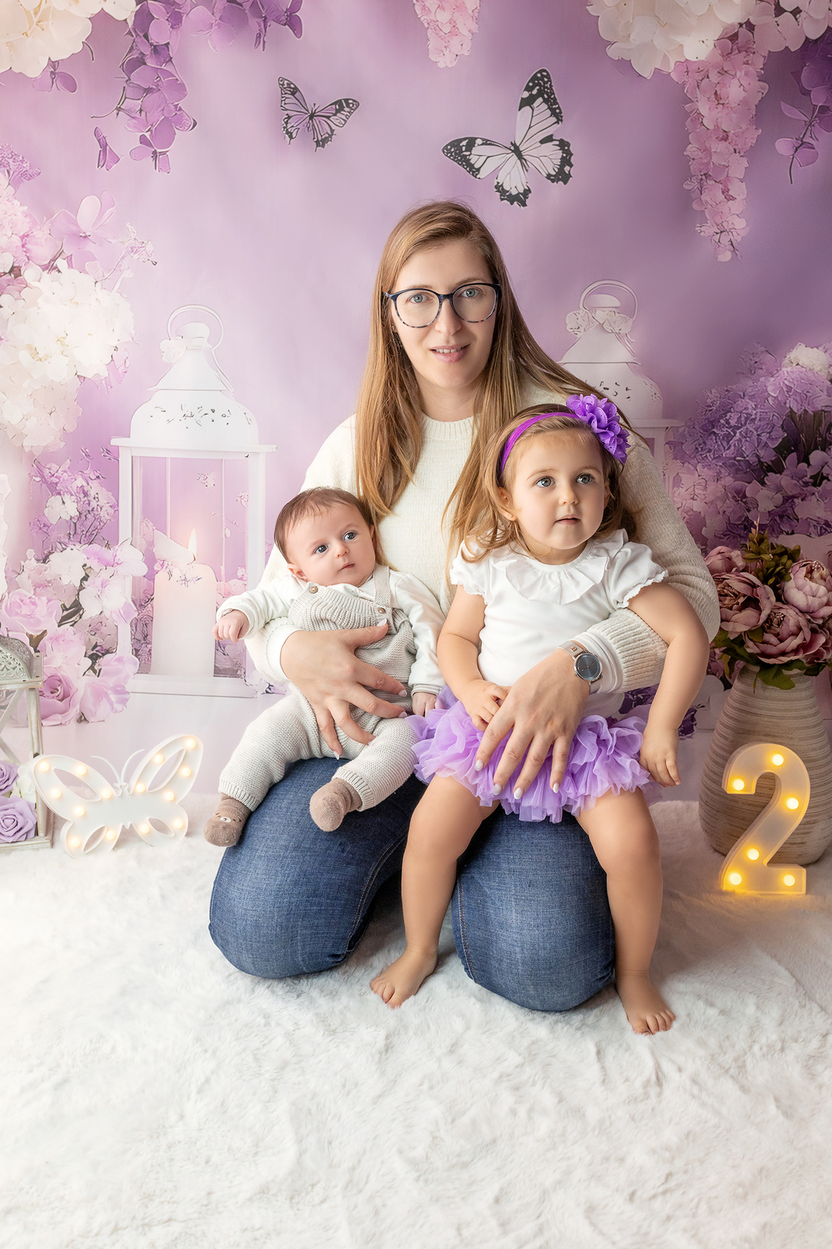 sessao_2_anos sessao_estudio fotografia_bebe fotografia_infantil ensaio_infantil menina_2_anos retrato_infantil fotos_em_estudio momentos_unicos alegria espontaneidade crianca_fofa cores_suaves luz_natural fotografo_portugal fotografo_infantil memórias_pa