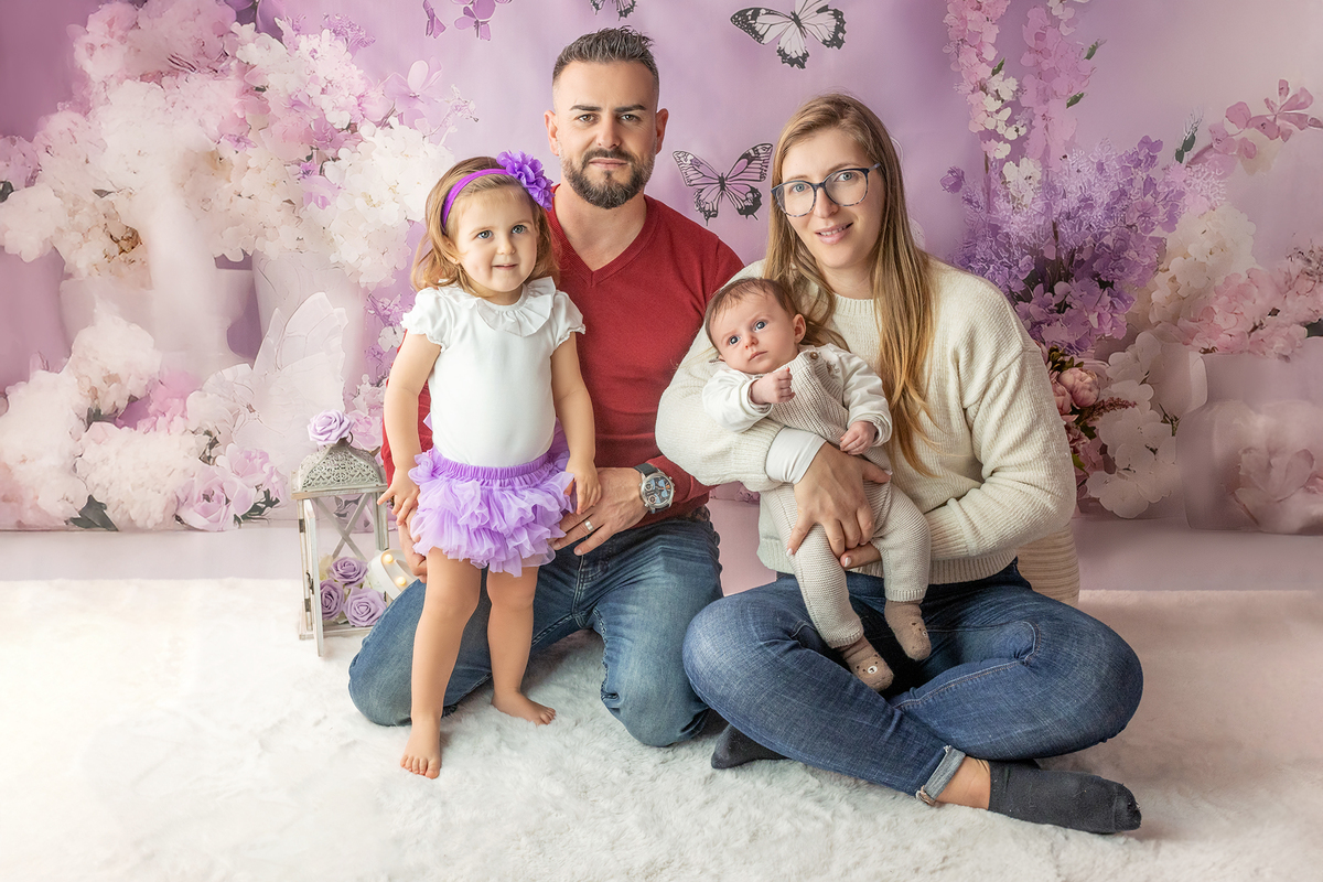 sessao_2_anos sessao_estudio fotografia_bebe fotografia_infantil ensaio_infantil menina_2_anos retrato_infantil fotos_em_estudio momentos_unicos alegria espontaneidade crianca_fofa cores_suaves luz_natural fotografo_portugal fotografo_infantil memórias_pa