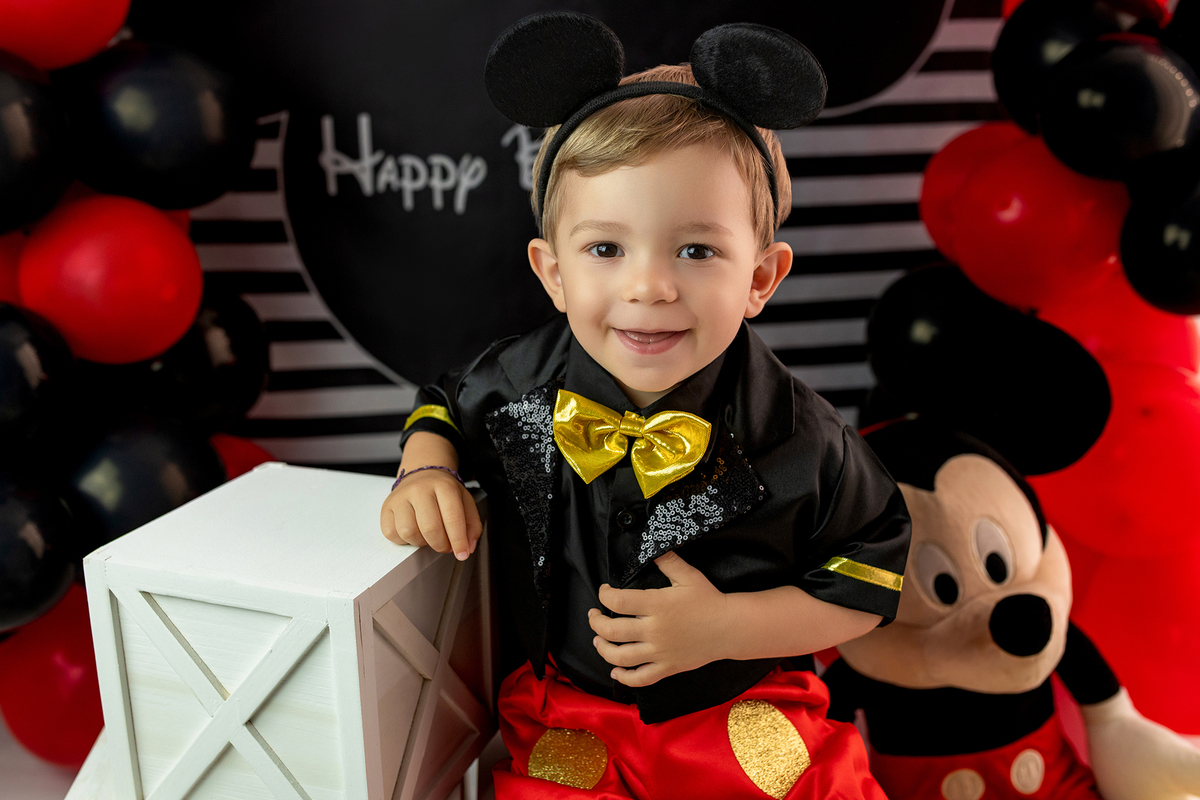 aniversario_2_anos festa_2_anos sessao_estudio fotos_2_anos fotografia_bebe fotografia_infantil ensaio_infantil menino_2_anos bolo_2_anos tema_mickey festa_infantil decoracao_festa_mickey momentos_unicos alegria cores_vivas espontaneidade fotografo_portug