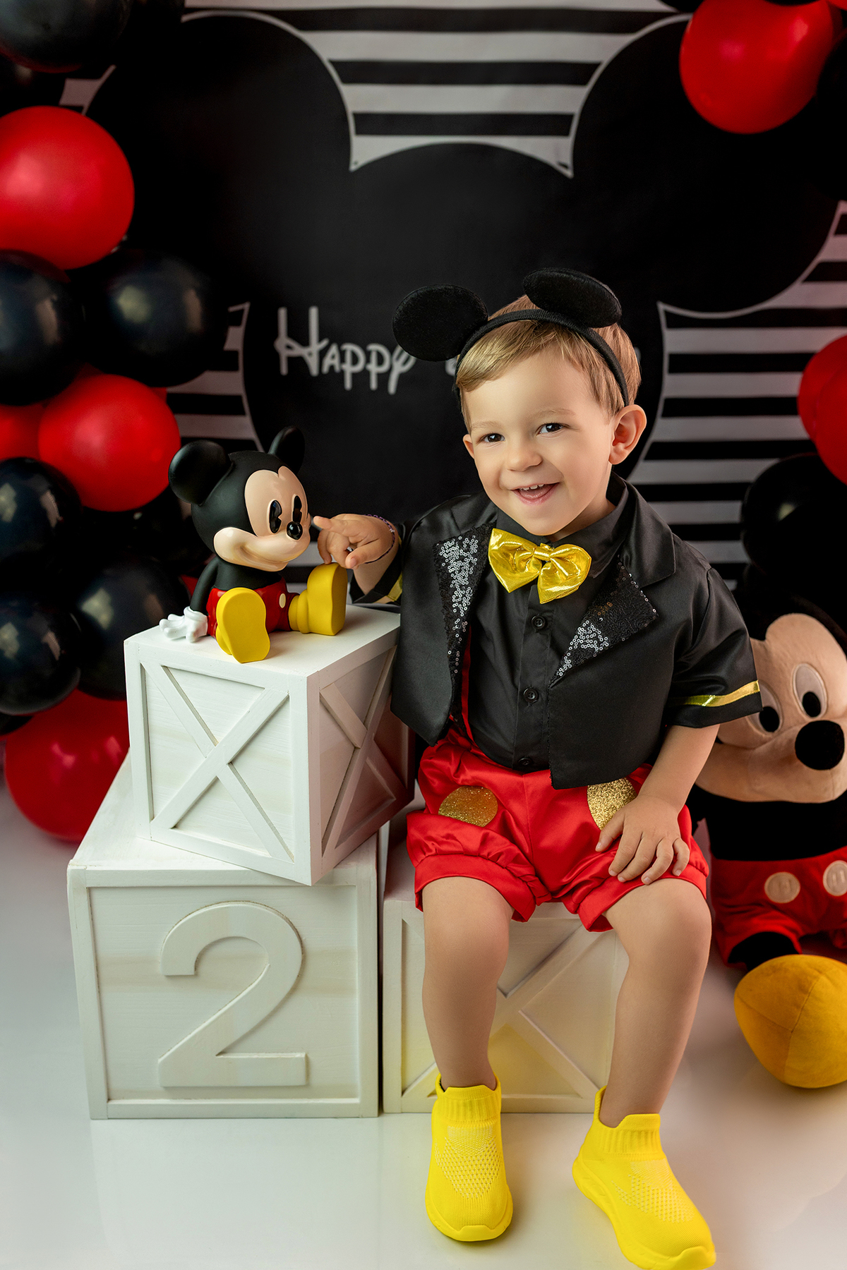 aniversario_2_anos festa_2_anos sessao_estudio fotos_2_anos fotografia_bebe fotografia_infantil ensaio_infantil menino_2_anos bolo_2_anos tema_mickey festa_infantil decoracao_festa_mickey momentos_unicos alegria cores_vivas espontaneidade fotografo_portug