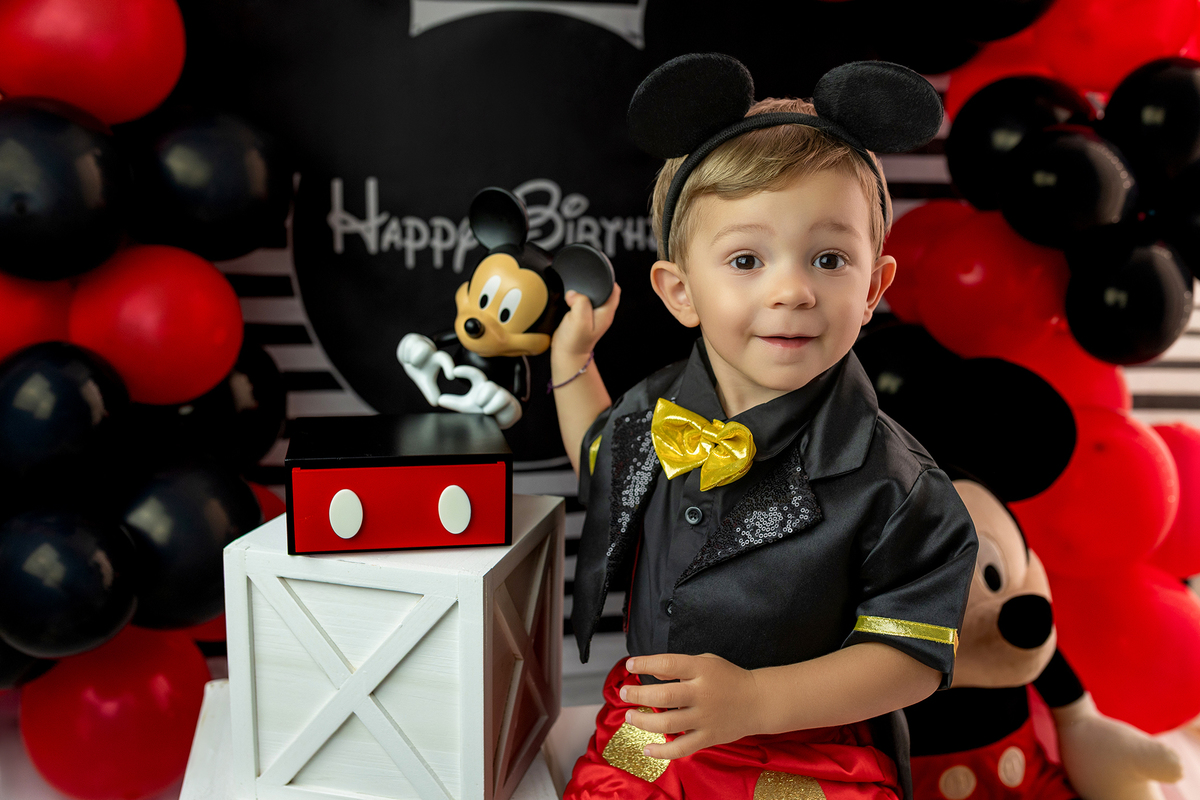 aniversario_2_anos festa_2_anos sessao_estudio fotos_2_anos fotografia_bebe fotografia_infantil ensaio_infantil menino_2_anos bolo_2_anos tema_mickey festa_infantil decoracao_festa_mickey momentos_unicos alegria cores_vivas espontaneidade fotografo_portug