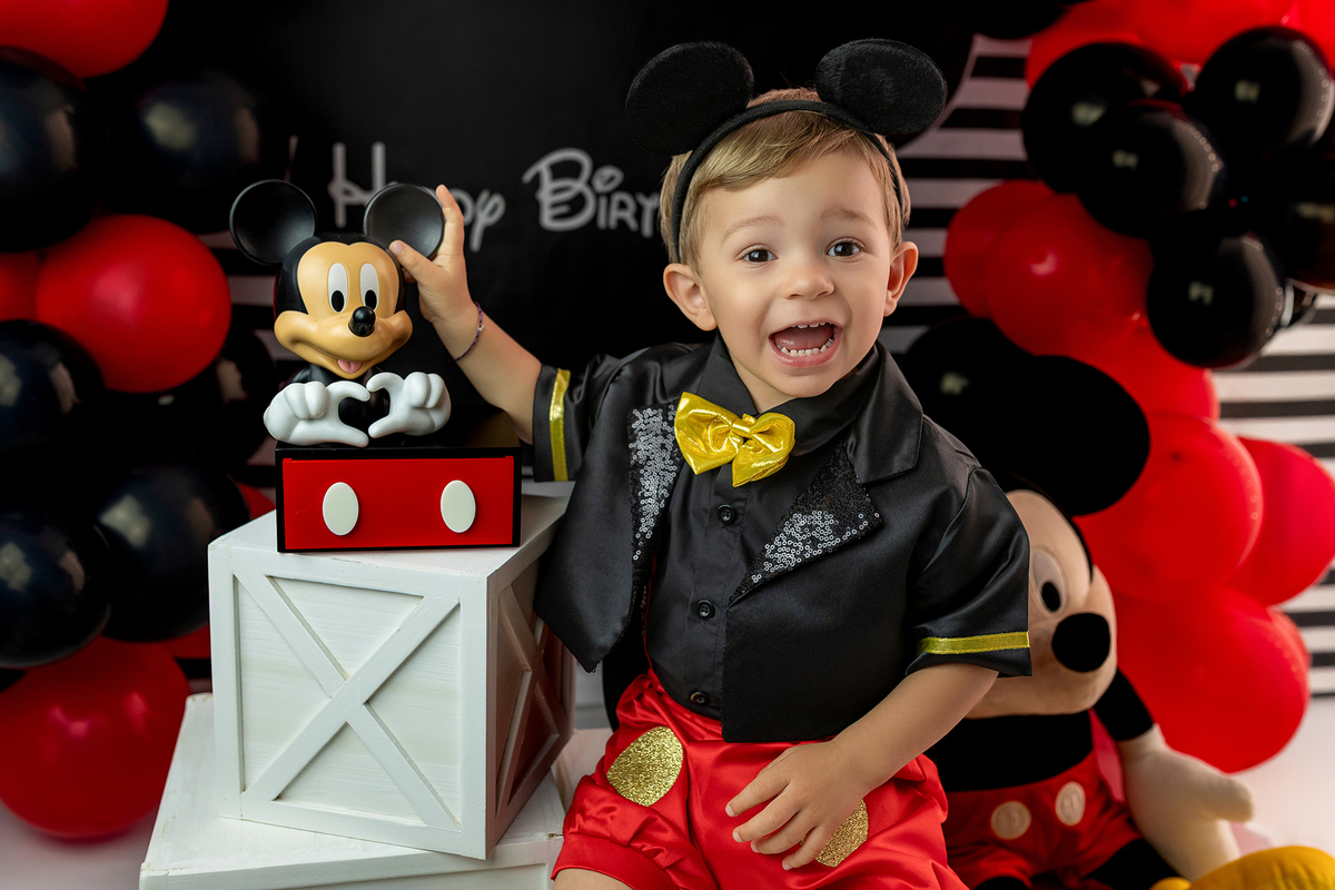 aniversario_2_anos festa_2_anos sessao_estudio fotos_2_anos fotografia_bebe fotografia_infantil ensaio_infantil menino_2_anos bolo_2_anos tema_mickey festa_infantil decoracao_festa_mickey momentos_unicos alegria cores_vivas espontaneidade fotografo_portug