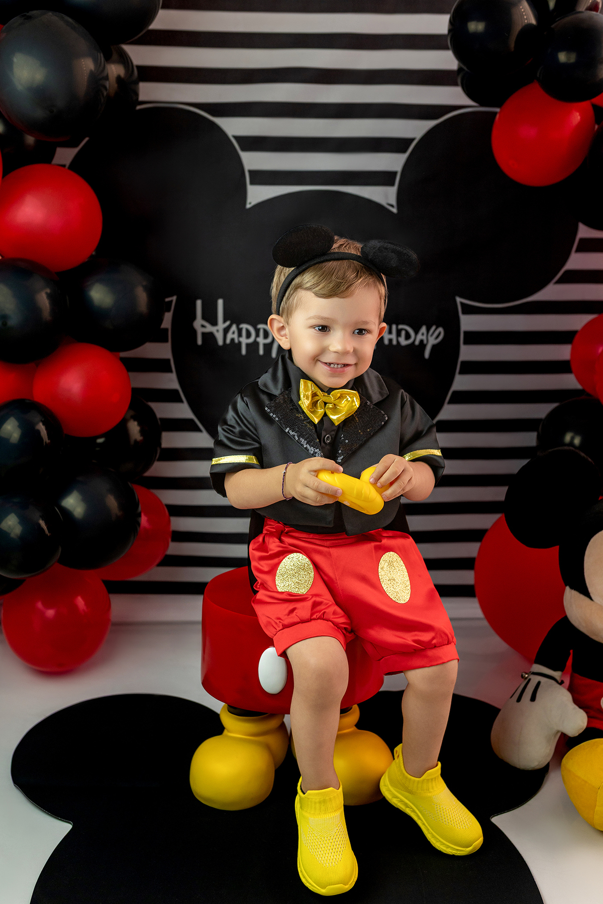 aniversario_2_anos festa_2_anos sessao_estudio fotos_2_anos fotografia_bebe fotografia_infantil ensaio_infantil menino_2_anos bolo_2_anos tema_mickey festa_infantil decoracao_festa_mickey momentos_unicos alegria cores_vivas espontaneidade fotografo_portug
