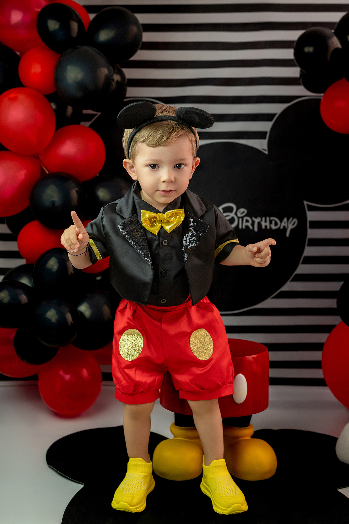 aniversario_2_anos festa_2_anos sessao_estudio fotos_2_anos fotografia_bebe fotografia_infantil ensaio_infantil menino_2_anos bolo_2_anos tema_mickey festa_infantil decoracao_festa_mickey momentos_unicos alegria cores_vivas espontaneidade fotografo_portug