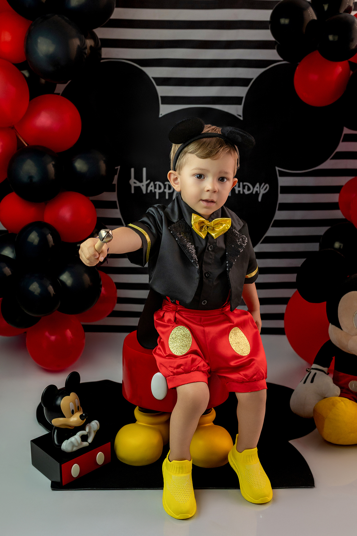 aniversario_2_anos festa_2_anos sessao_estudio fotos_2_anos fotografia_bebe fotografia_infantil ensaio_infantil menino_2_anos bolo_2_anos tema_mickey festa_infantil decoracao_festa_mickey momentos_unicos alegria cores_vivas espontaneidade fotografo_portug