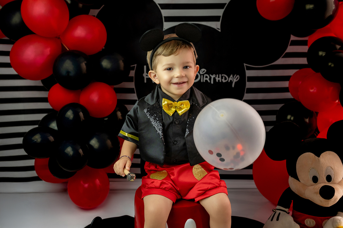 aniversario_2_anos festa_2_anos sessao_estudio fotos_2_anos fotografia_bebe fotografia_infantil ensaio_infantil menino_2_anos bolo_2_anos tema_mickey festa_infantil decoracao_festa_mickey momentos_unicos alegria cores_vivas espontaneidade fotografo_portug