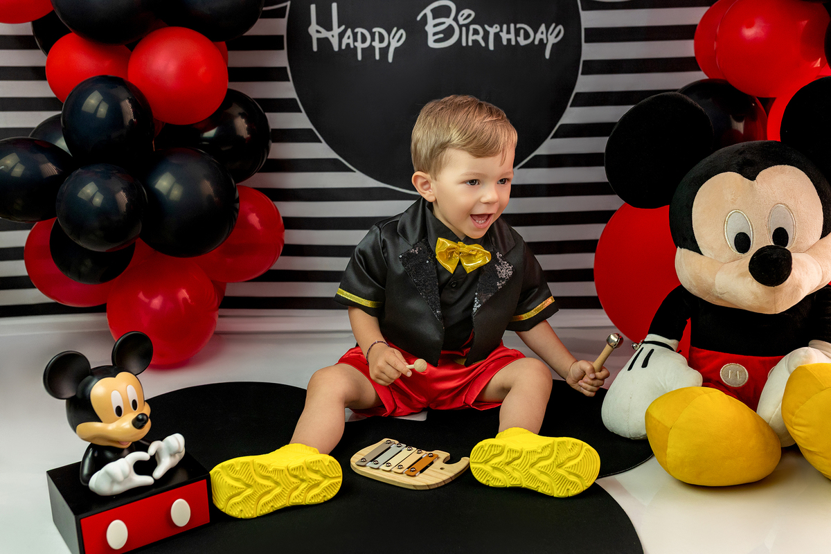 aniversario_2_anos festa_2_anos sessao_estudio fotos_2_anos fotografia_bebe fotografia_infantil ensaio_infantil menino_2_anos bolo_2_anos tema_mickey festa_infantil decoracao_festa_mickey momentos_unicos alegria cores_vivas espontaneidade fotografo_portug