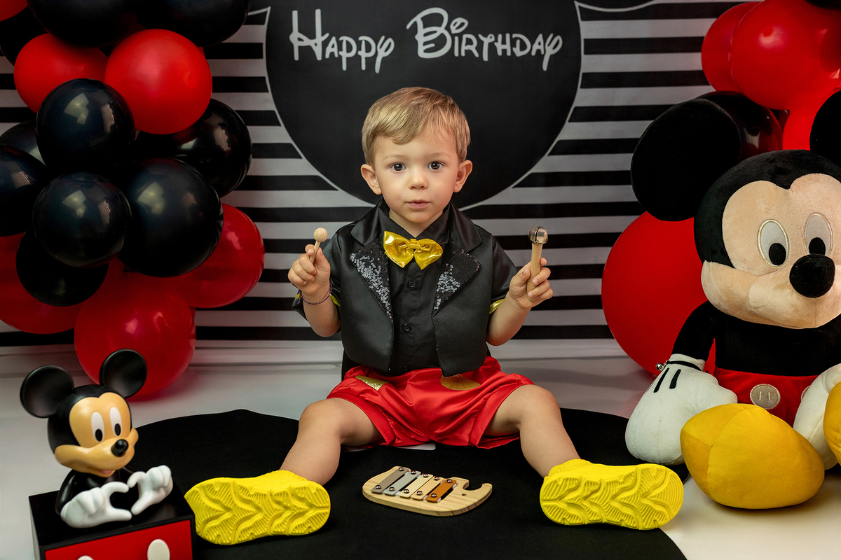 aniversario_2_anos festa_2_anos sessao_estudio fotos_2_anos fotografia_bebe fotografia_infantil ensaio_infantil menino_2_anos bolo_2_anos tema_mickey festa_infantil decoracao_festa_mickey momentos_unicos alegria cores_vivas espontaneidade fotografo_portug