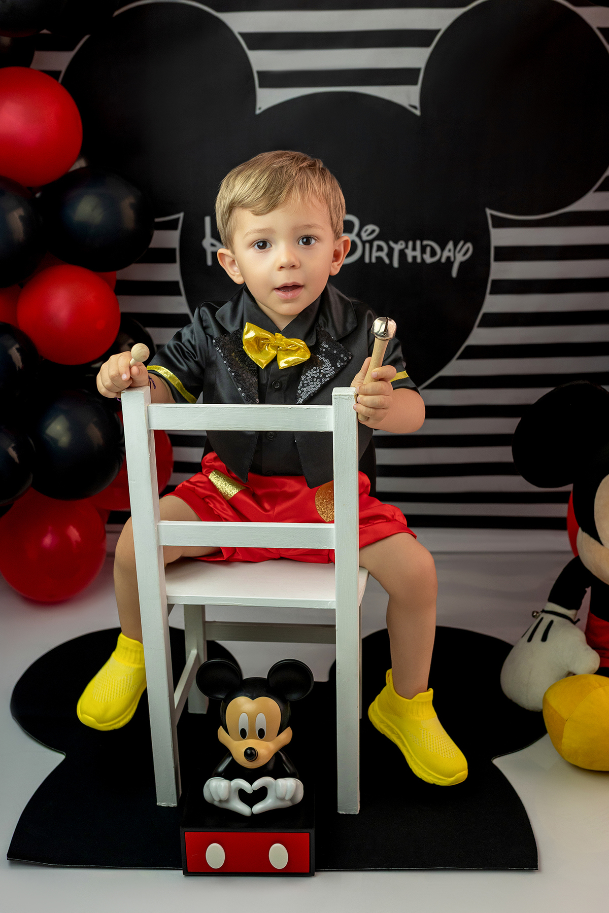 aniversario_2_anos festa_2_anos sessao_estudio fotos_2_anos fotografia_bebe fotografia_infantil ensaio_infantil menino_2_anos bolo_2_anos tema_mickey festa_infantil decoracao_festa_mickey momentos_unicos alegria cores_vivas espontaneidade fotografo_portug