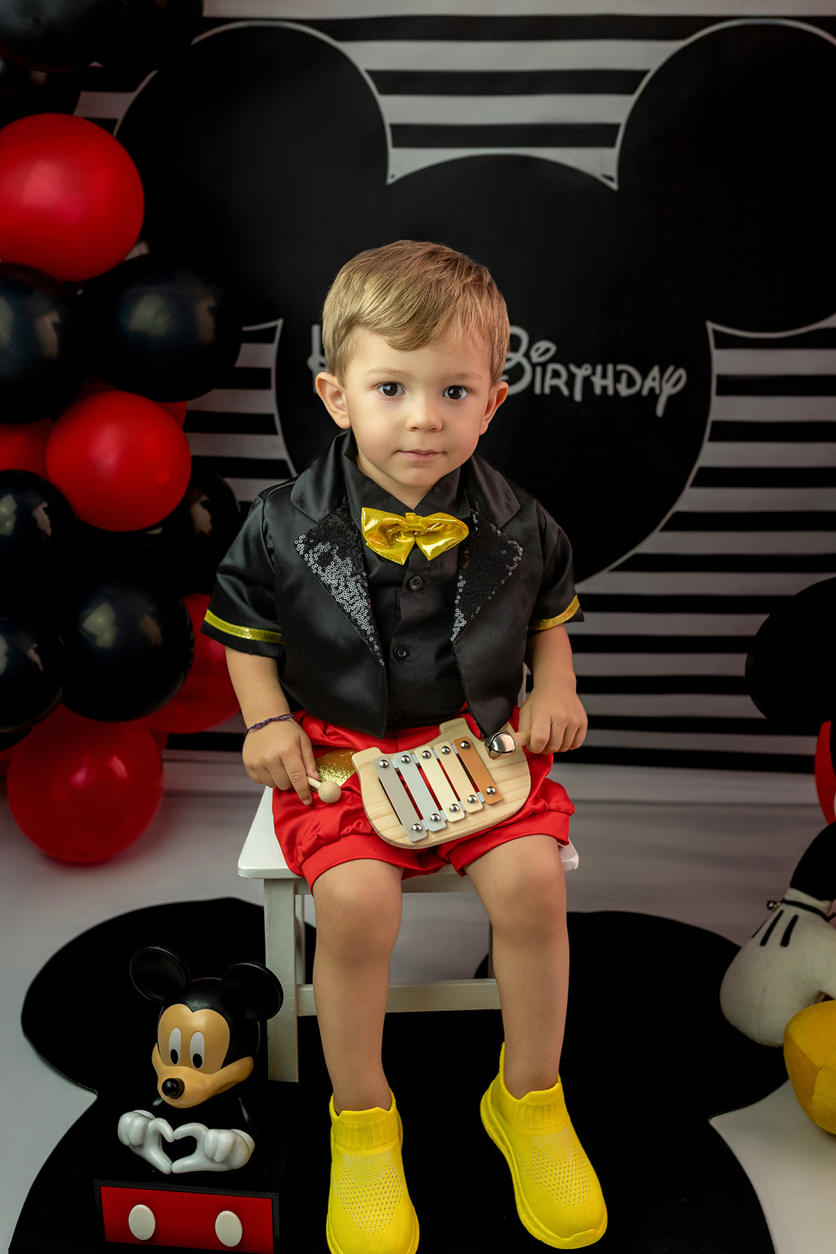 aniversario_2_anos festa_2_anos sessao_estudio fotos_2_anos fotografia_bebe fotografia_infantil ensaio_infantil menino_2_anos bolo_2_anos tema_mickey festa_infantil decoracao_festa_mickey momentos_unicos alegria cores_vivas espontaneidade fotografo_portug
