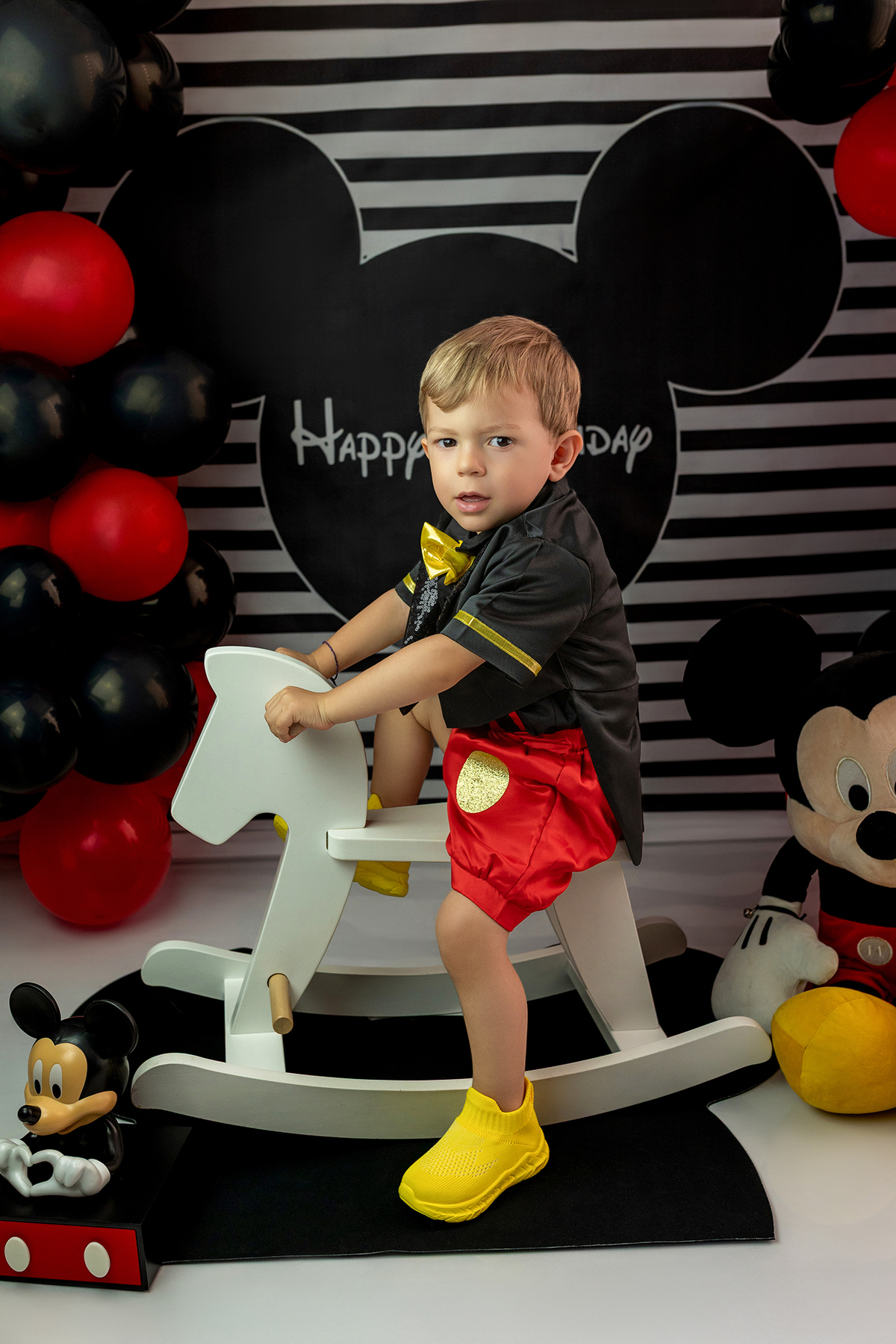 aniversario_2_anos festa_2_anos sessao_estudio fotos_2_anos fotografia_bebe fotografia_infantil ensaio_infantil menino_2_anos bolo_2_anos tema_mickey festa_infantil decoracao_festa_mickey momentos_unicos alegria cores_vivas espontaneidade fotografo_portug