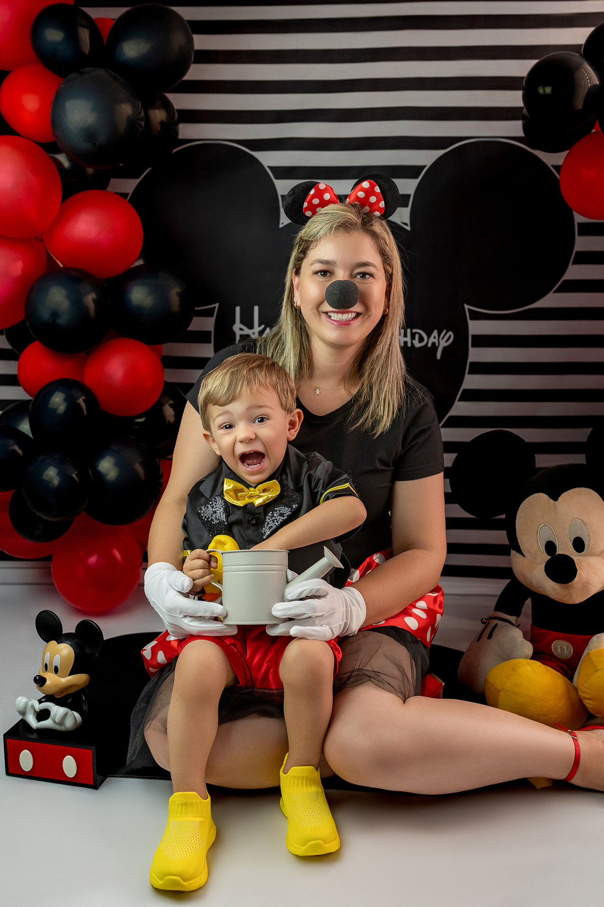aniversario_2_anos festa_2_anos sessao_estudio fotos_2_anos fotografia_bebe fotografia_infantil ensaio_infantil menino_2_anos bolo_2_anos tema_mickey festa_infantil decoracao_festa_mickey momentos_unicos alegria cores_vivas espontaneidade fotografo_portug