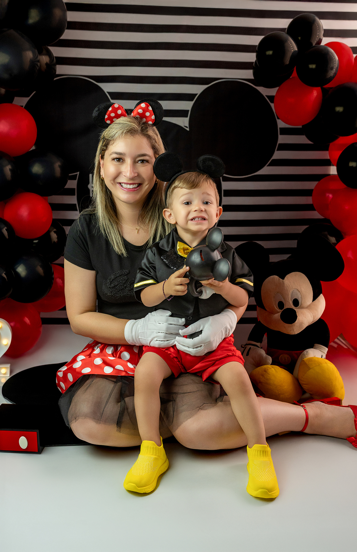 aniversario_2_anos festa_2_anos sessao_estudio fotos_2_anos fotografia_bebe fotografia_infantil ensaio_infantil menino_2_anos bolo_2_anos tema_mickey festa_infantil decoracao_festa_mickey momentos_unicos alegria cores_vivas espontaneidade fotografo_portug