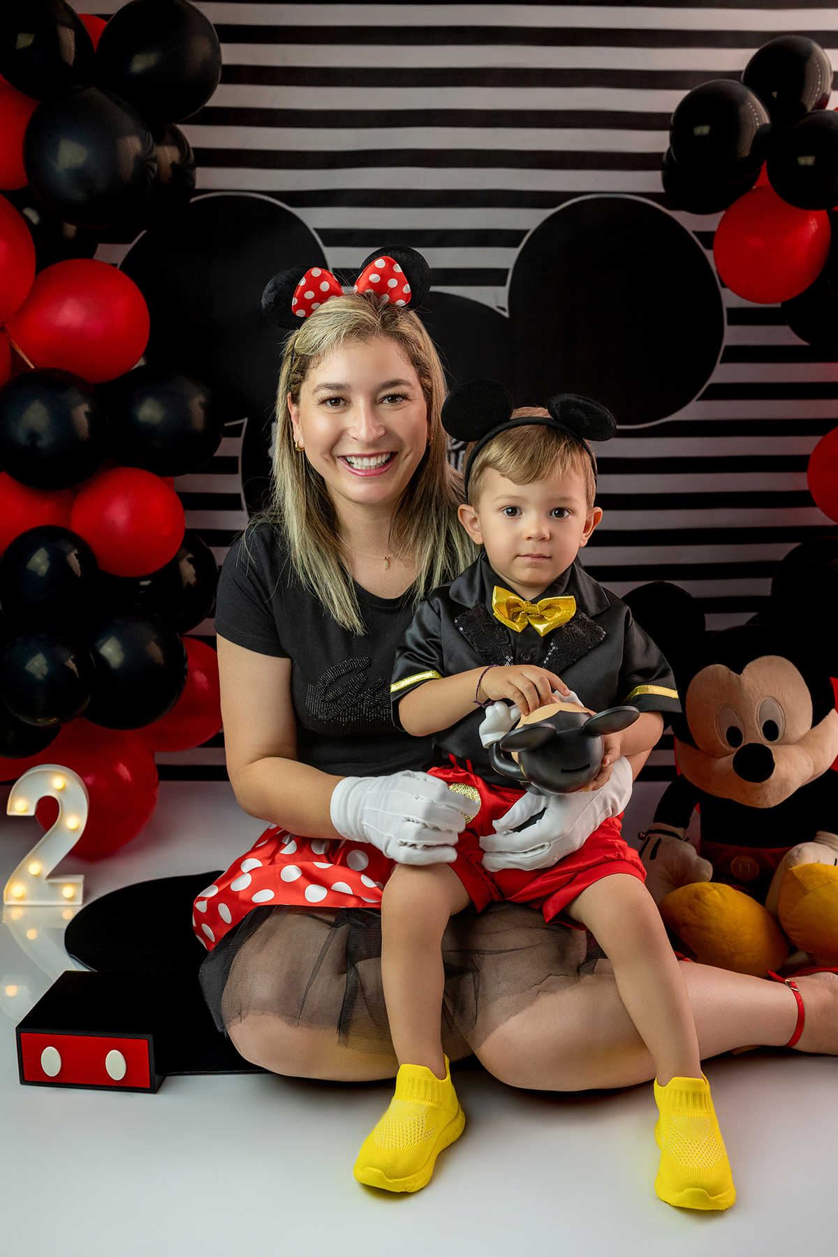 aniversario_2_anos festa_2_anos sessao_estudio fotos_2_anos fotografia_bebe fotografia_infantil ensaio_infantil menino_2_anos bolo_2_anos tema_mickey festa_infantil decoracao_festa_mickey momentos_unicos alegria cores_vivas espontaneidade fotografo_portug