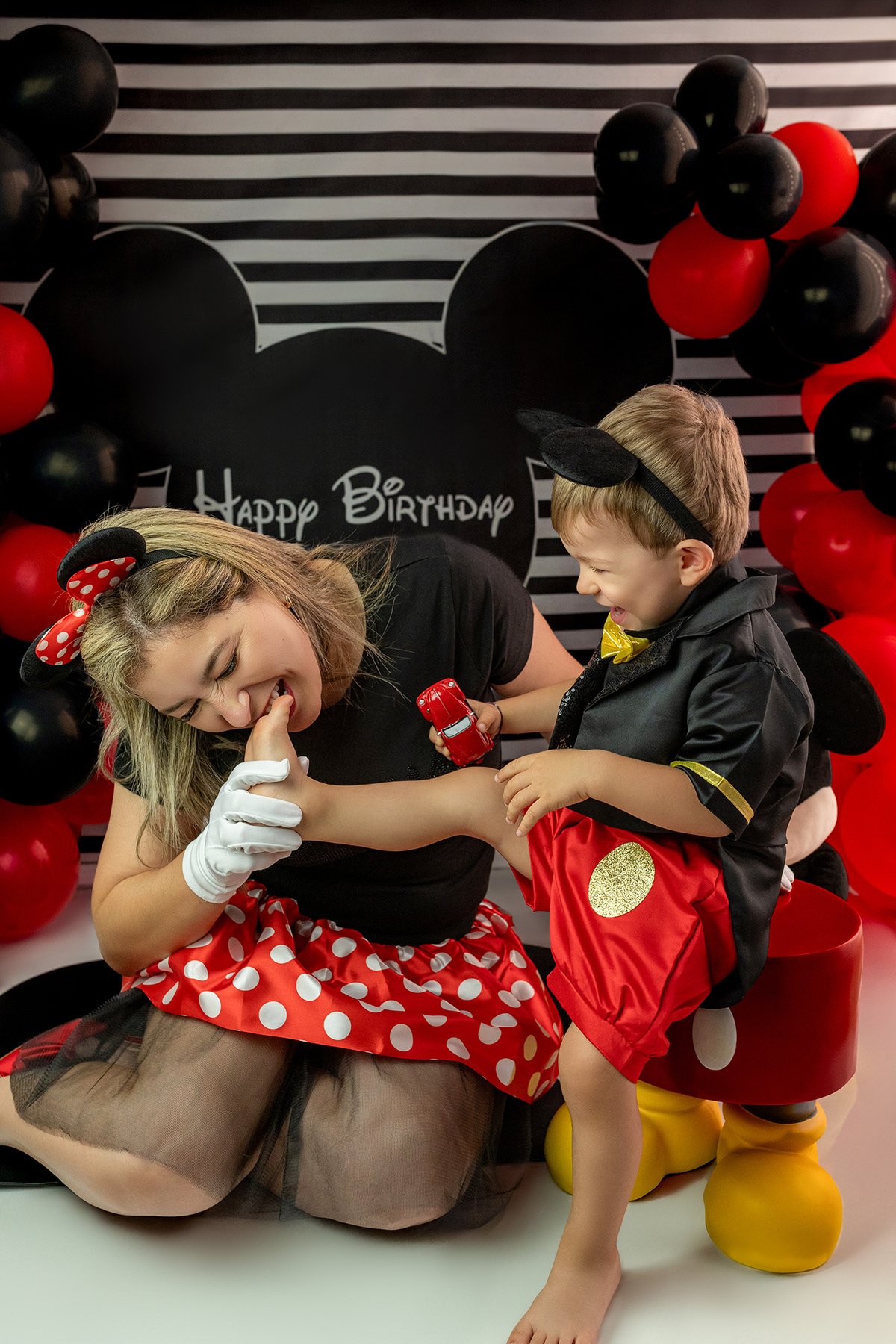 aniversario_2_anos festa_2_anos sessao_estudio fotos_2_anos fotografia_bebe fotografia_infantil ensaio_infantil menino_2_anos bolo_2_anos tema_mickey festa_infantil decoracao_festa_mickey momentos_unicos alegria cores_vivas espontaneidade fotografo_portug