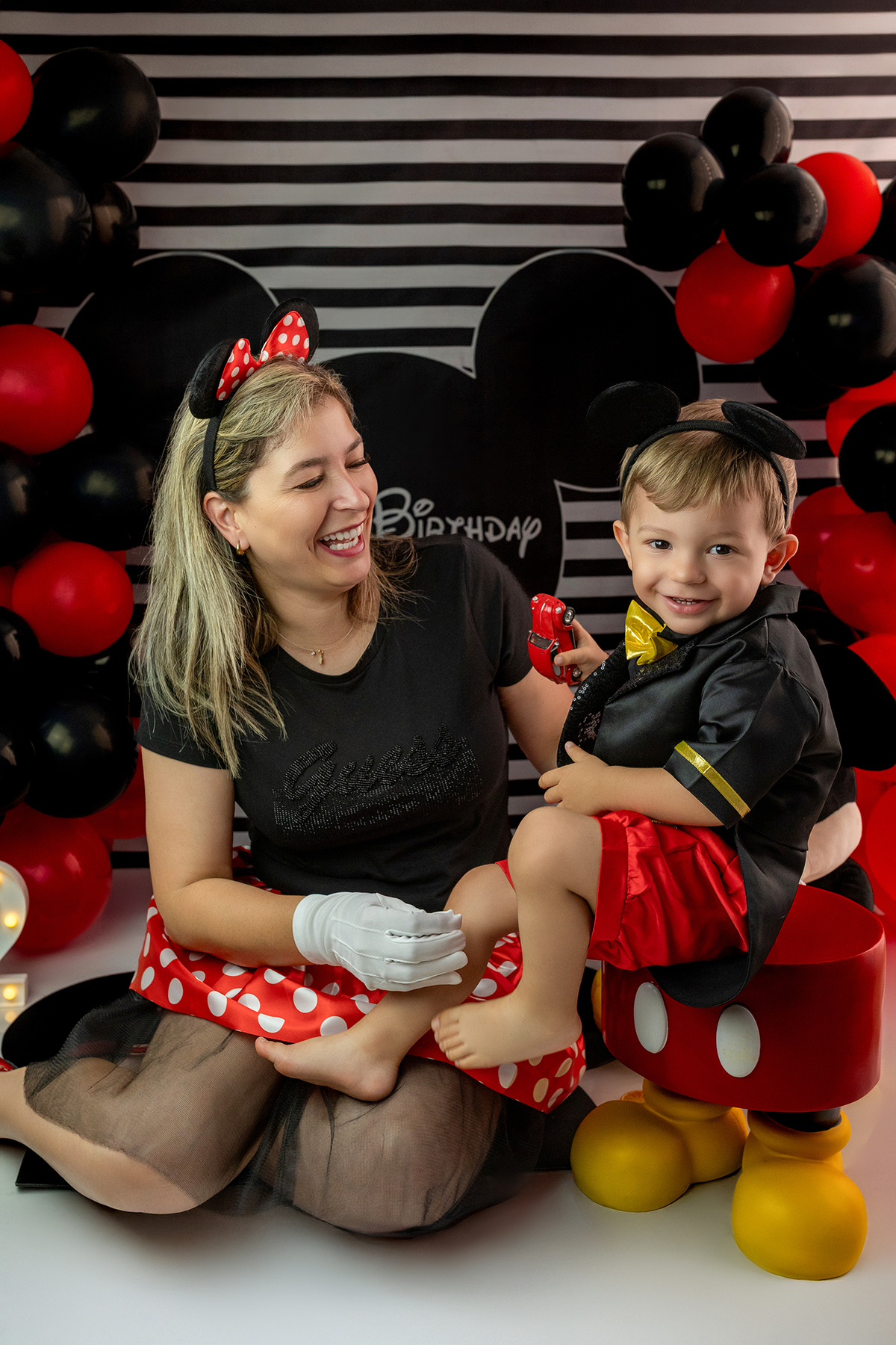 aniversario_2_anos festa_2_anos sessao_estudio fotos_2_anos fotografia_bebe fotografia_infantil ensaio_infantil menino_2_anos bolo_2_anos tema_mickey festa_infantil decoracao_festa_mickey momentos_unicos alegria cores_vivas espontaneidade fotografo_portug