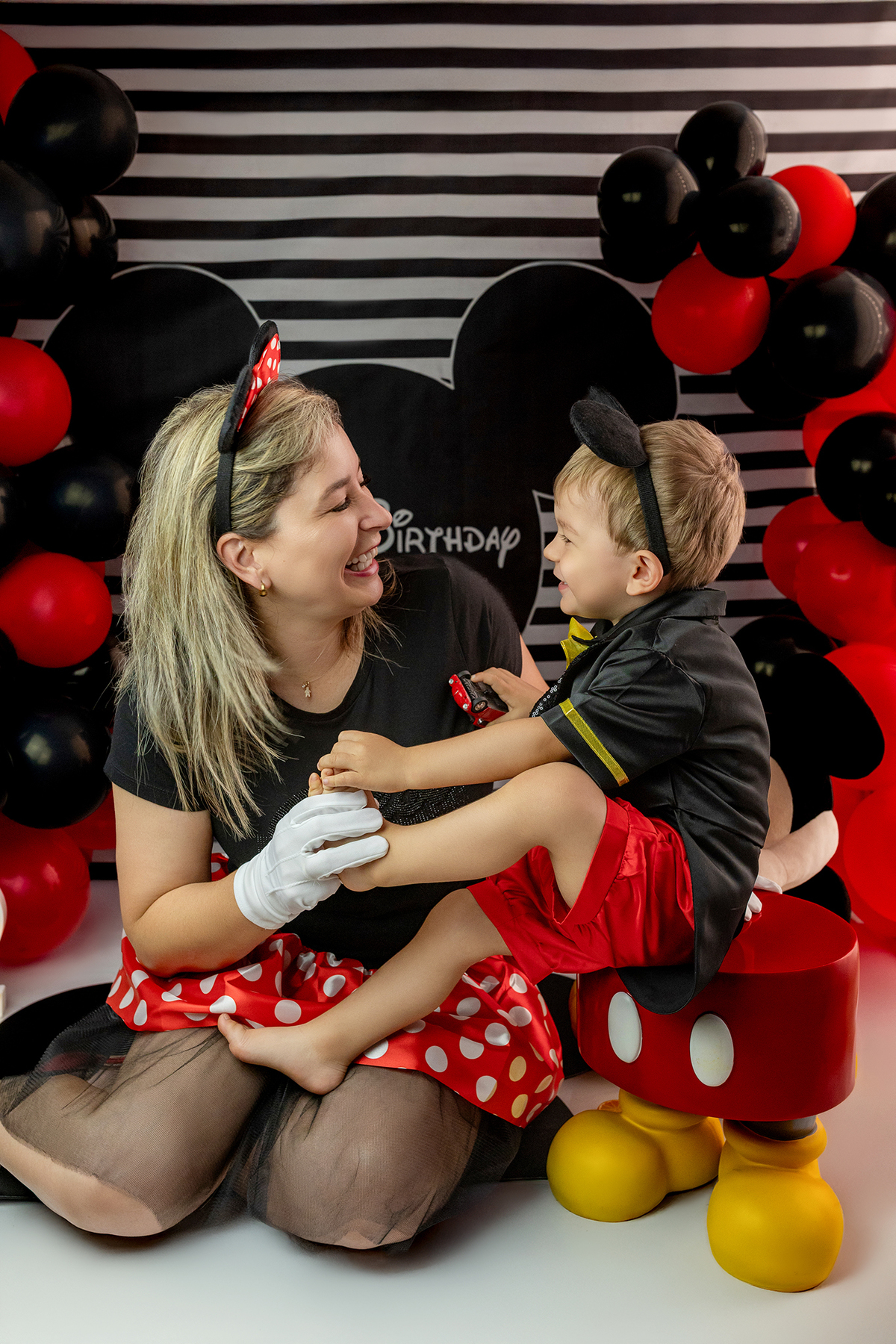 aniversario_2_anos festa_2_anos sessao_estudio fotos_2_anos fotografia_bebe fotografia_infantil ensaio_infantil menino_2_anos bolo_2_anos tema_mickey festa_infantil decoracao_festa_mickey momentos_unicos alegria cores_vivas espontaneidade fotografo_portug