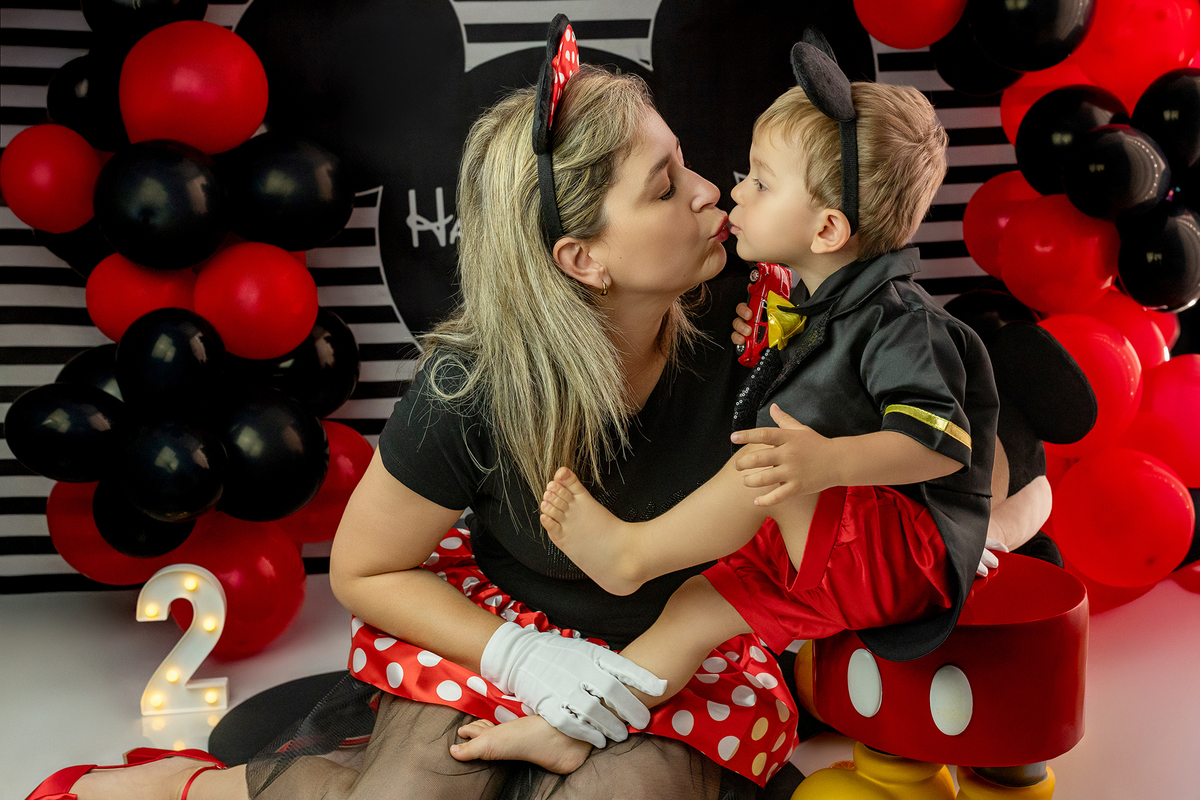 aniversario_2_anos festa_2_anos sessao_estudio fotos_2_anos fotografia_bebe fotografia_infantil ensaio_infantil menino_2_anos bolo_2_anos tema_mickey festa_infantil decoracao_festa_mickey momentos_unicos alegria cores_vivas espontaneidade fotografo_portug