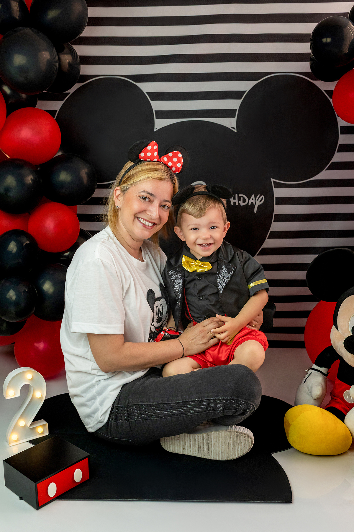 aniversario_2_anos festa_2_anos sessao_estudio fotos_2_anos fotografia_bebe fotografia_infantil ensaio_infantil menino_2_anos bolo_2_anos tema_mickey festa_infantil decoracao_festa_mickey momentos_unicos alegria cores_vivas espontaneidade fotografo_portug