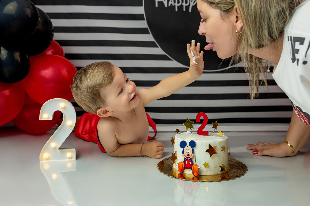 aniversario_2_anos festa_2_anos sessao_estudio fotos_2_anos fotografia_bebe fotografia_infantil ensaio_infantil menino_2_anos bolo_2_anos tema_mickey festa_infantil decoracao_festa_mickey momentos_unicos alegria cores_vivas espontaneidade fotografo_portug
