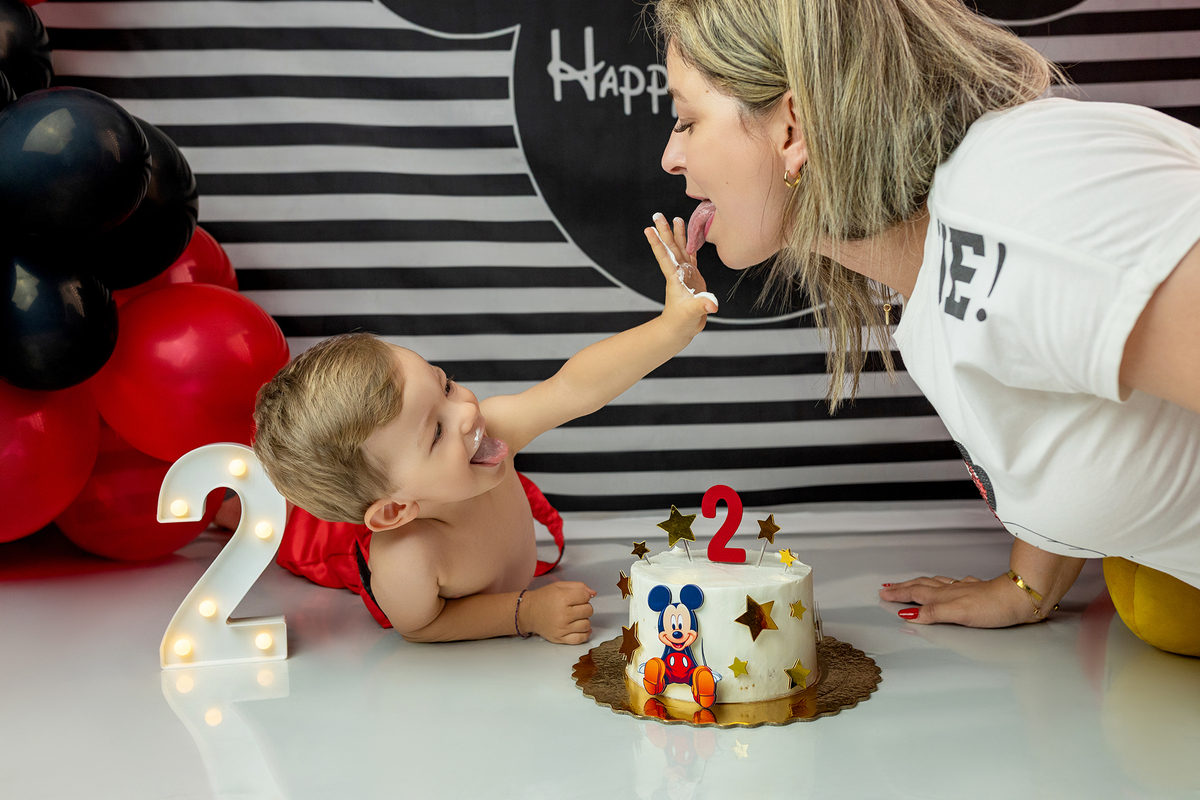 aniversario_2_anos festa_2_anos sessao_estudio fotos_2_anos fotografia_bebe fotografia_infantil ensaio_infantil menino_2_anos bolo_2_anos tema_mickey festa_infantil decoracao_festa_mickey momentos_unicos alegria cores_vivas espontaneidade fotografo_portug