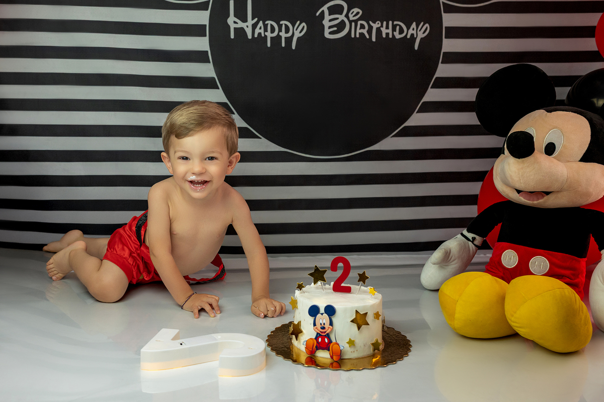 aniversario_2_anos festa_2_anos sessao_estudio fotos_2_anos fotografia_bebe fotografia_infantil ensaio_infantil menino_2_anos bolo_2_anos tema_mickey festa_infantil decoracao_festa_mickey momentos_unicos alegria cores_vivas espontaneidade fotografo_portug