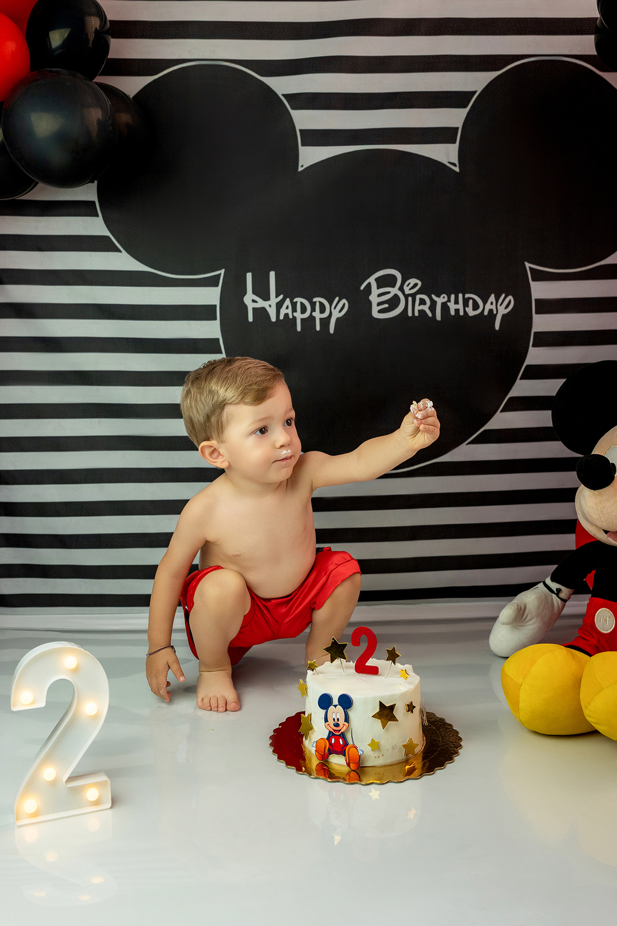 aniversario_2_anos festa_2_anos sessao_estudio fotos_2_anos fotografia_bebe fotografia_infantil ensaio_infantil menino_2_anos bolo_2_anos tema_mickey festa_infantil decoracao_festa_mickey momentos_unicos alegria cores_vivas espontaneidade fotografo_portug