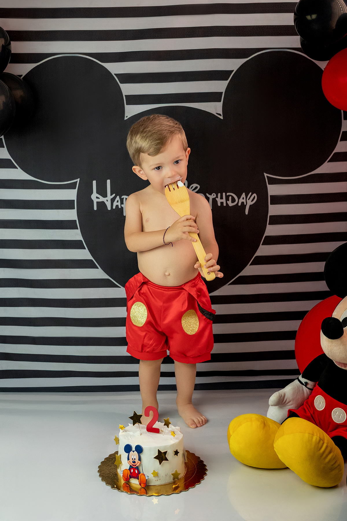 aniversario_2_anos festa_2_anos sessao_estudio fotos_2_anos fotografia_bebe fotografia_infantil ensaio_infantil menino_2_anos bolo_2_anos tema_mickey festa_infantil decoracao_festa_mickey momentos_unicos alegria cores_vivas espontaneidade fotografo_portug