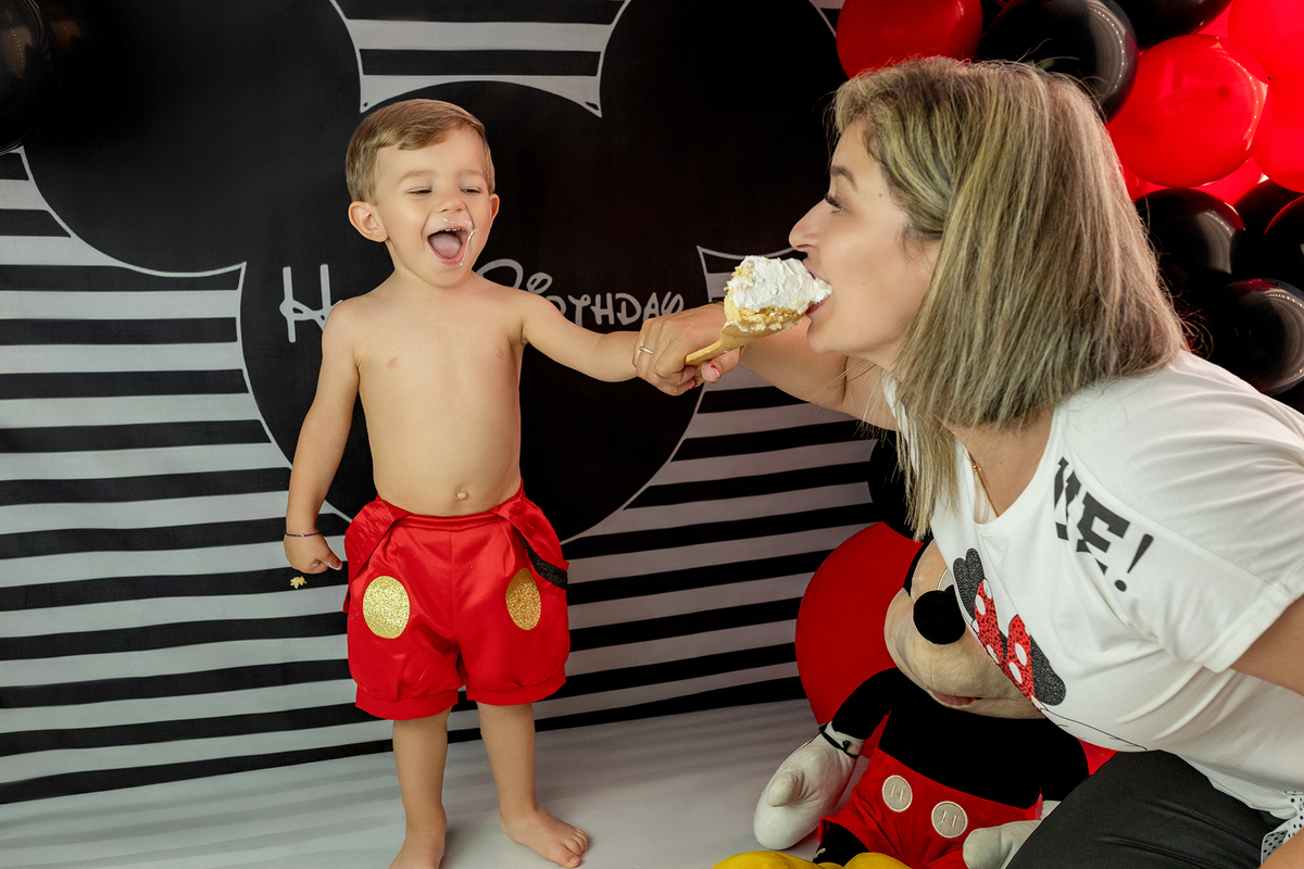aniversario_2_anos festa_2_anos sessao_estudio fotos_2_anos fotografia_bebe fotografia_infantil ensaio_infantil menino_2_anos bolo_2_anos tema_mickey festa_infantil decoracao_festa_mickey momentos_unicos alegria cores_vivas espontaneidade fotografo_portug