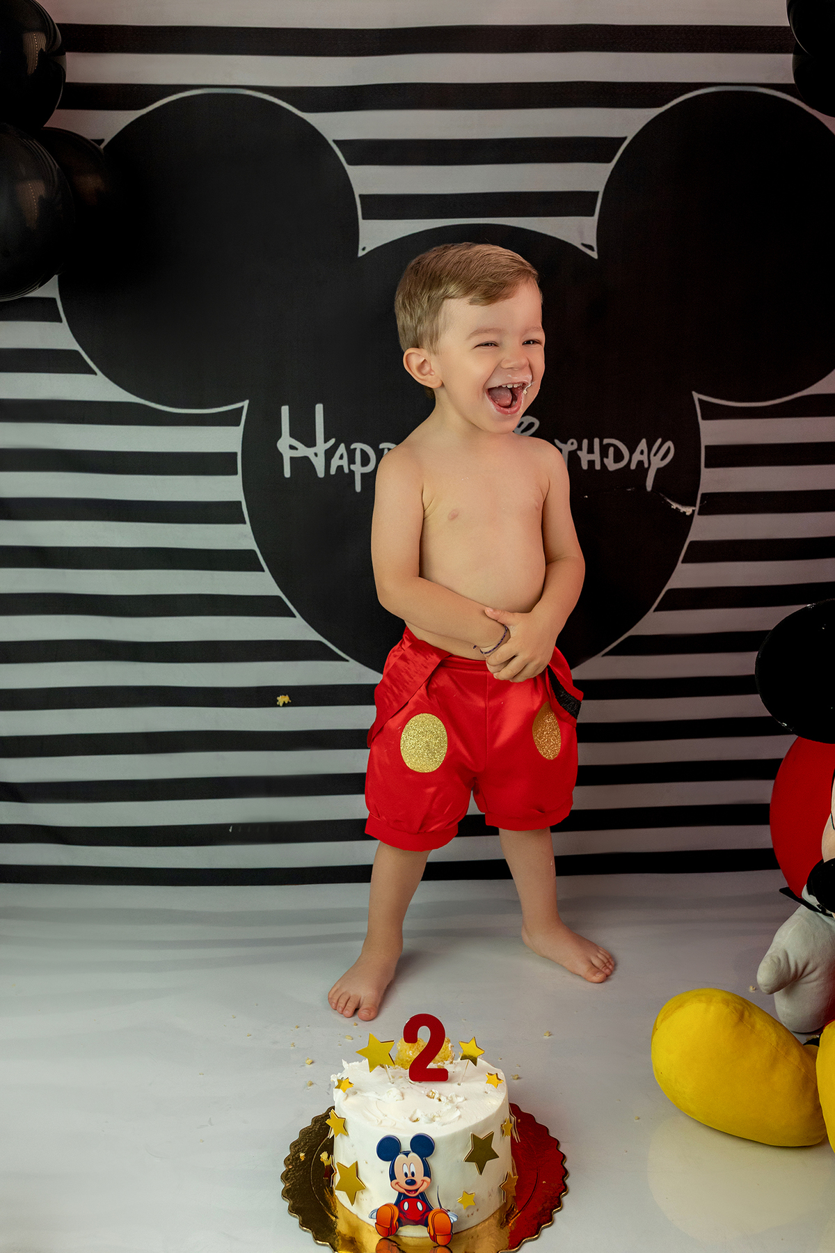 aniversario_2_anos festa_2_anos sessao_estudio fotos_2_anos fotografia_bebe fotografia_infantil ensaio_infantil menino_2_anos bolo_2_anos tema_mickey festa_infantil decoracao_festa_mickey momentos_unicos alegria cores_vivas espontaneidade fotografo_portug