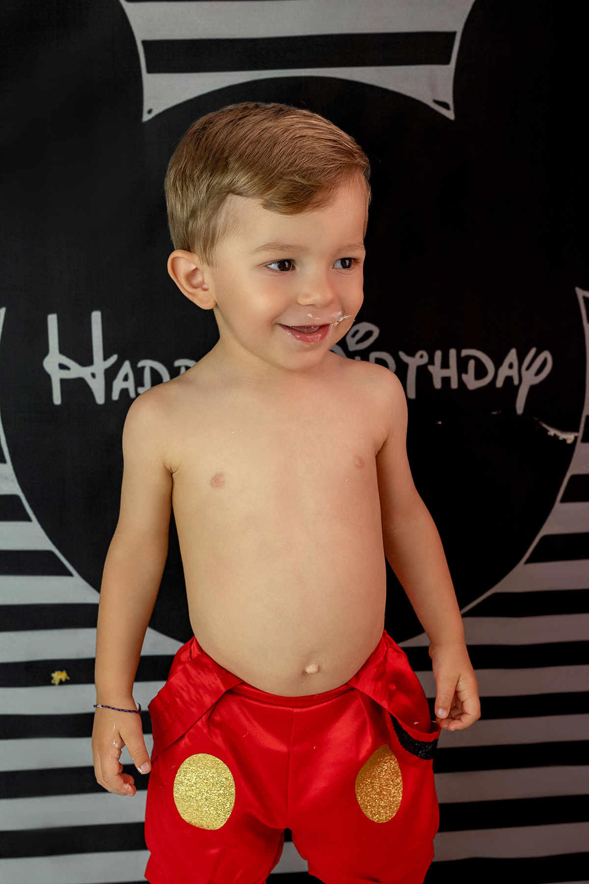 aniversario_2_anos festa_2_anos sessao_estudio fotos_2_anos fotografia_bebe fotografia_infantil ensaio_infantil menino_2_anos bolo_2_anos tema_mickey festa_infantil decoracao_festa_mickey momentos_unicos alegria cores_vivas espontaneidade fotografo_portug