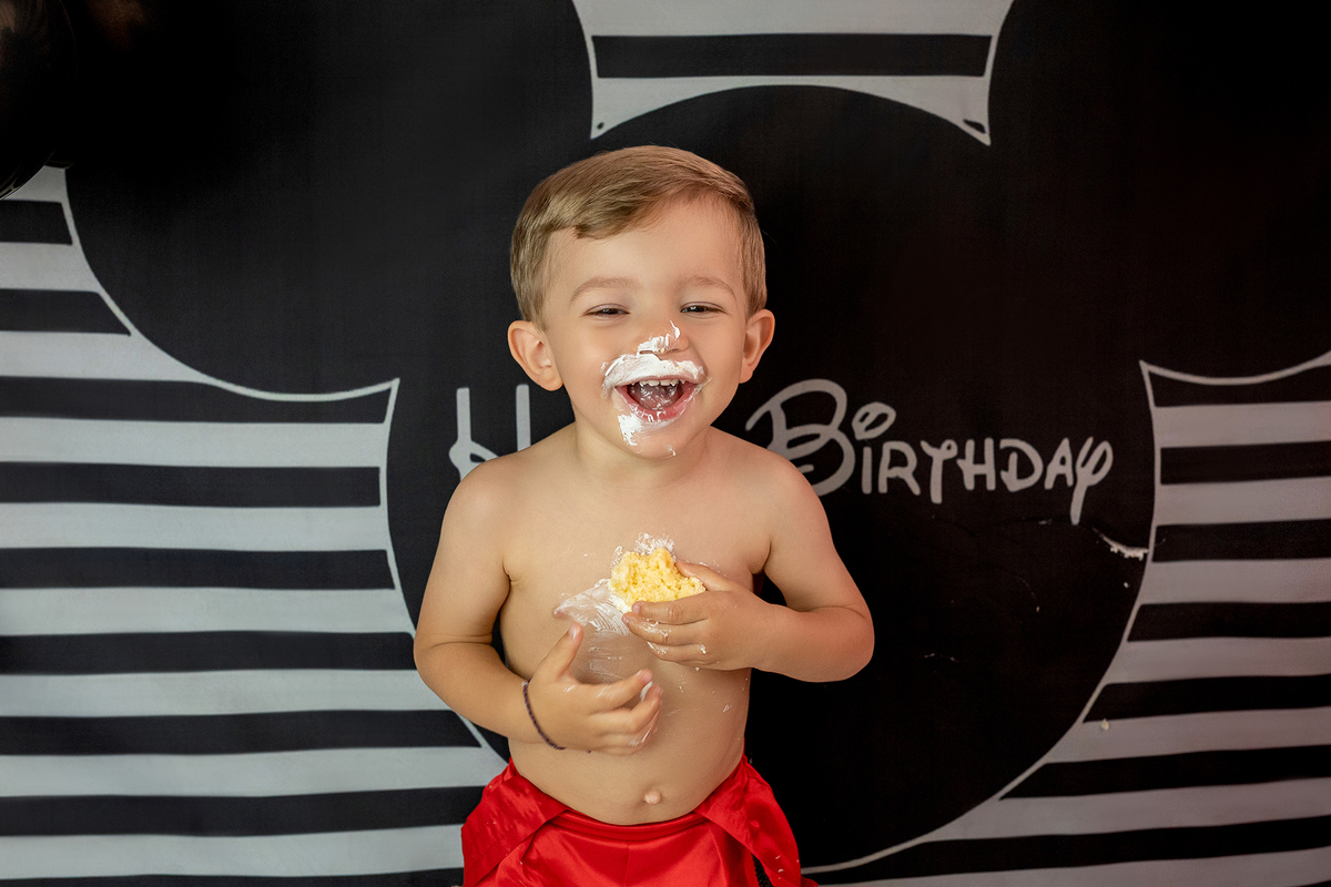 aniversario_2_anos festa_2_anos sessao_estudio fotos_2_anos fotografia_bebe fotografia_infantil ensaio_infantil menino_2_anos bolo_2_anos tema_mickey festa_infantil decoracao_festa_mickey momentos_unicos alegria cores_vivas espontaneidade fotografo_portug
