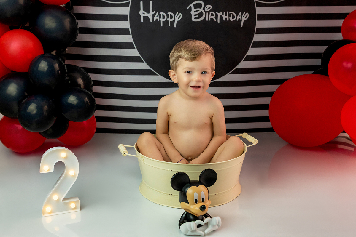aniversario_2_anos festa_2_anos sessao_estudio fotos_2_anos fotografia_bebe fotografia_infantil ensaio_infantil menino_2_anos bolo_2_anos tema_mickey festa_infantil decoracao_festa_mickey momentos_unicos alegria cores_vivas espontaneidade fotografo_portug