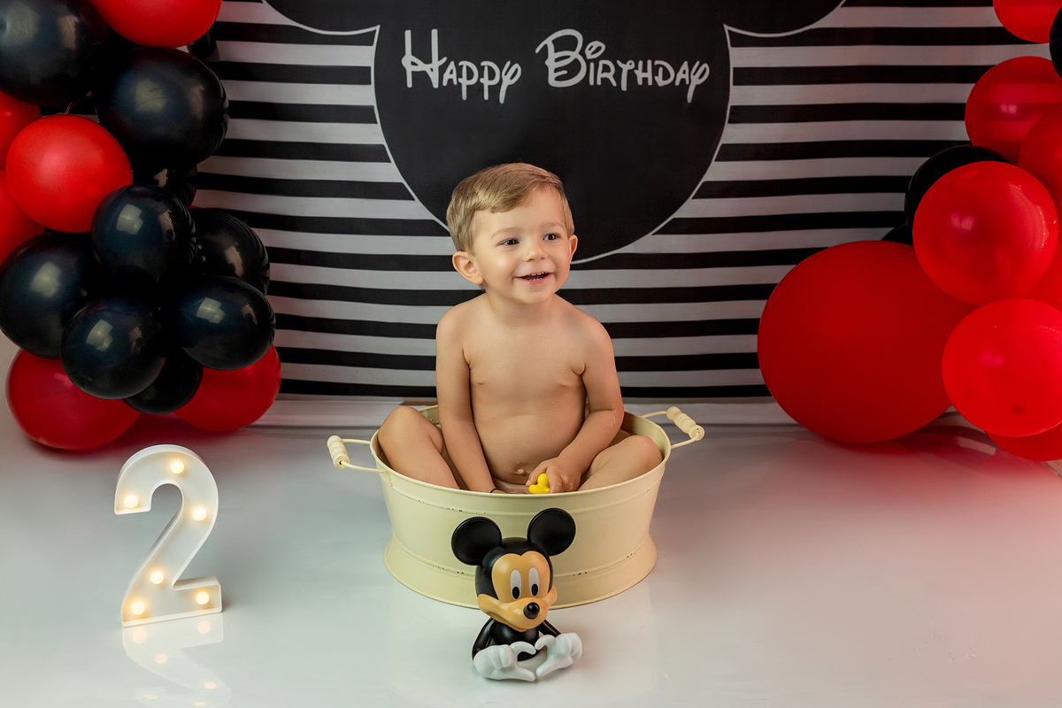 aniversario_2_anos festa_2_anos sessao_estudio fotos_2_anos fotografia_bebe fotografia_infantil ensaio_infantil menino_2_anos bolo_2_anos tema_mickey festa_infantil decoracao_festa_mickey momentos_unicos alegria cores_vivas espontaneidade fotografo_portug
