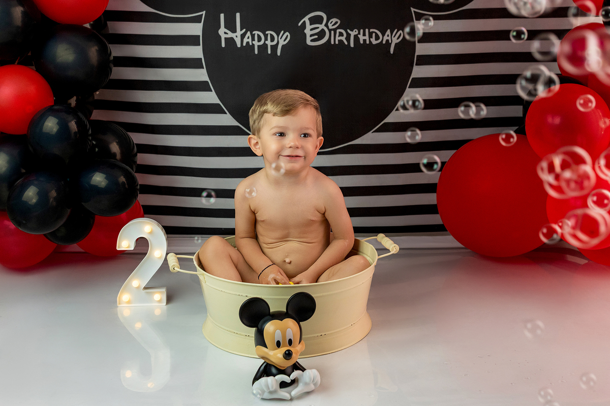 aniversario_2_anos festa_2_anos sessao_estudio fotos_2_anos fotografia_bebe fotografia_infantil ensaio_infantil menino_2_anos bolo_2_anos tema_mickey festa_infantil decoracao_festa_mickey momentos_unicos alegria cores_vivas espontaneidade fotografo_portug