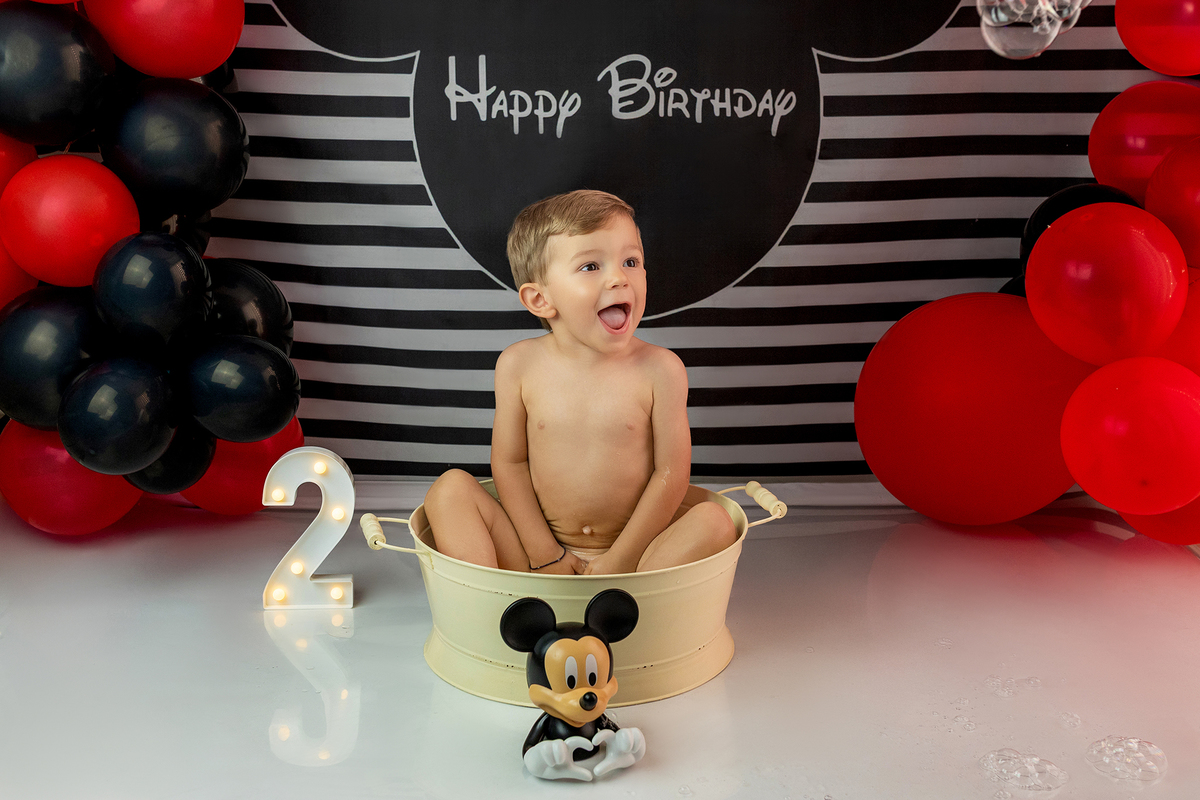 aniversario_2_anos festa_2_anos sessao_estudio fotos_2_anos fotografia_bebe fotografia_infantil ensaio_infantil menino_2_anos bolo_2_anos tema_mickey festa_infantil decoracao_festa_mickey momentos_unicos alegria cores_vivas espontaneidade fotografo_portug