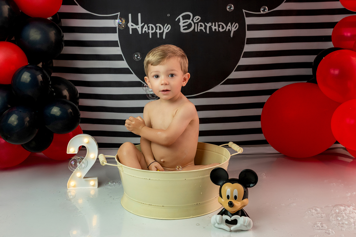 aniversario_2_anos festa_2_anos sessao_estudio fotos_2_anos fotografia_bebe fotografia_infantil ensaio_infantil menino_2_anos bolo_2_anos tema_mickey festa_infantil decoracao_festa_mickey momentos_unicos alegria cores_vivas espontaneidade fotografo_portug