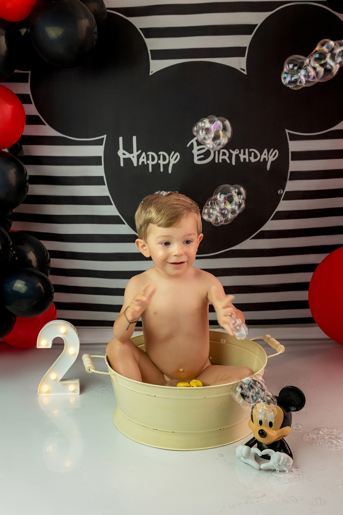 aniversario_2_anos festa_2_anos sessao_estudio fotos_2_anos fotografia_bebe fotografia_infantil ensaio_infantil menino_2_anos bolo_2_anos tema_mickey festa_infantil decoracao_festa_mickey momentos_unicos alegria cores_vivas espontaneidade fotografo_portug