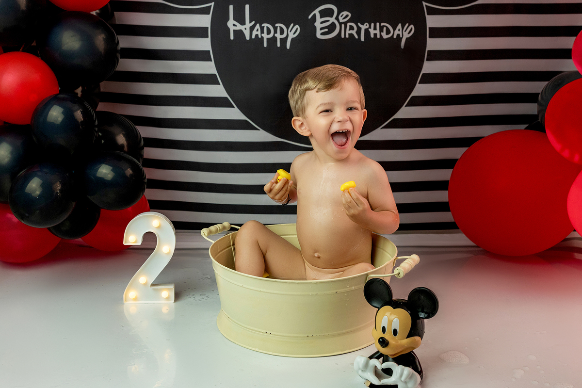 aniversario_2_anos festa_2_anos sessao_estudio fotos_2_anos fotografia_bebe fotografia_infantil ensaio_infantil menino_2_anos bolo_2_anos tema_mickey festa_infantil decoracao_festa_mickey momentos_unicos alegria cores_vivas espontaneidade fotografo_portug