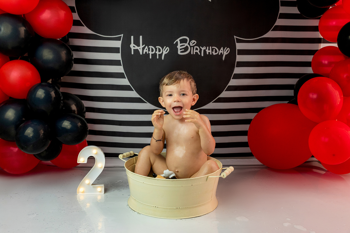 aniversario_2_anos festa_2_anos sessao_estudio fotos_2_anos fotografia_bebe fotografia_infantil ensaio_infantil menino_2_anos bolo_2_anos tema_mickey festa_infantil decoracao_festa_mickey momentos_unicos alegria cores_vivas espontaneidade fotografo_portug