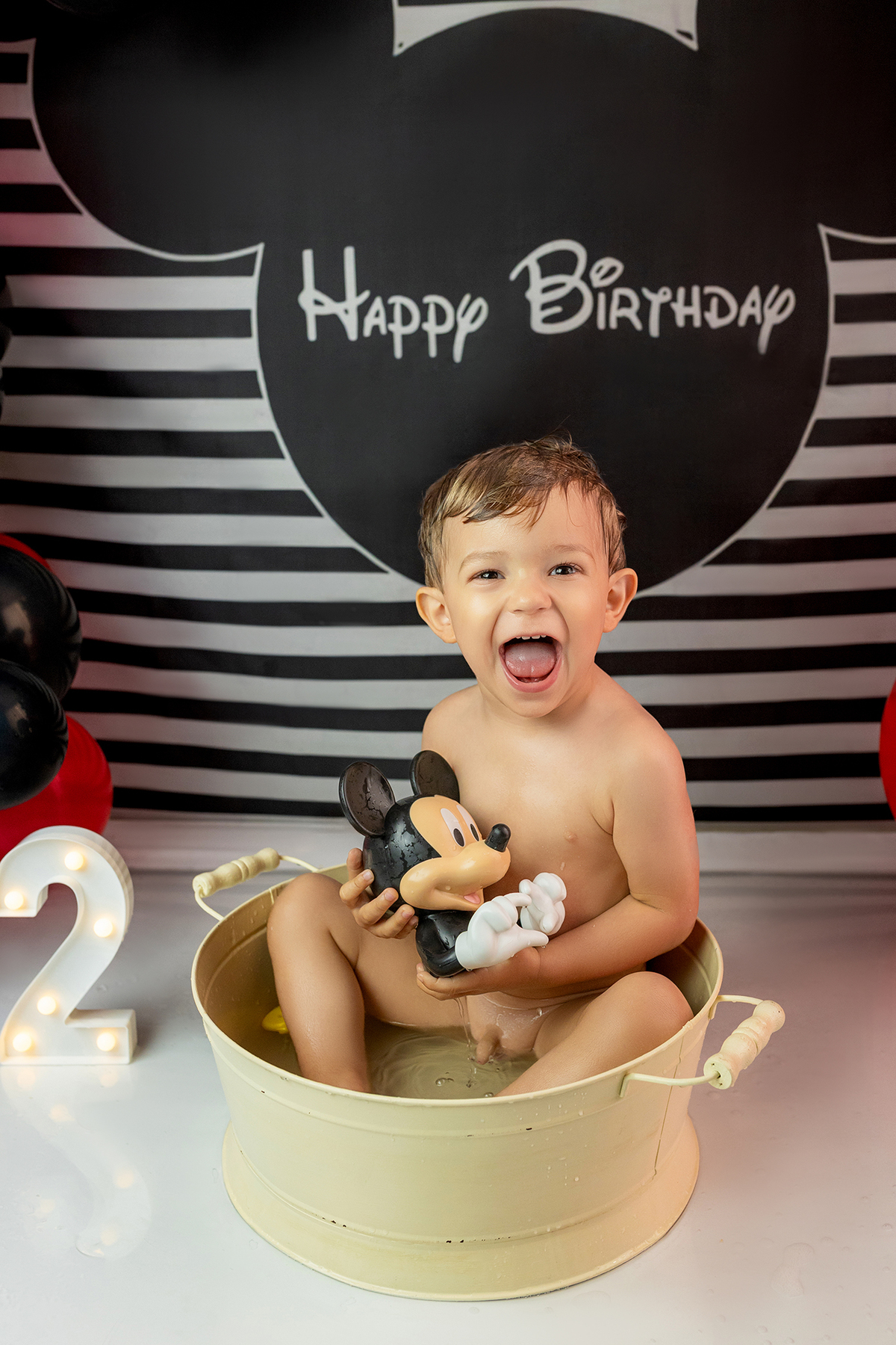 aniversario_2_anos festa_2_anos sessao_estudio fotos_2_anos fotografia_bebe fotografia_infantil ensaio_infantil menino_2_anos bolo_2_anos tema_mickey festa_infantil decoracao_festa_mickey momentos_unicos alegria cores_vivas espontaneidade fotografo_portug