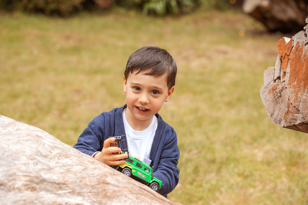 aniversario_3_anos sessao_3_anos sessao_externa fotos_3_anos fotografia_infantil fotografia_crianca ensaio_infantil menino_3_anos fotos_ao_ar_livre natureza brincadeira aventura curiosidade energia diversao momentos_unicos criancas_felizes espontaneidade 