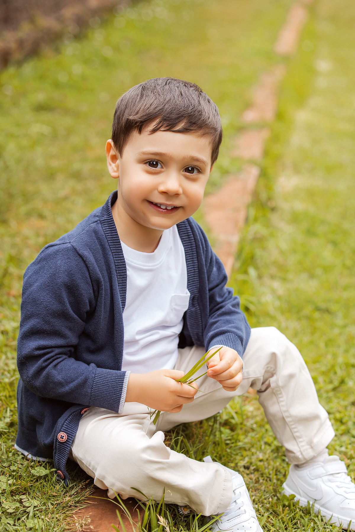 aniversario_3_anos sessao_3_anos sessao_externa fotos_3_anos fotografia_infantil fotografia_crianca ensaio_infantil menino_3_anos fotos_ao_ar_livre natureza brincadeira aventura curiosidade energia diversao momentos_unicos criancas_felizes espontaneidade 